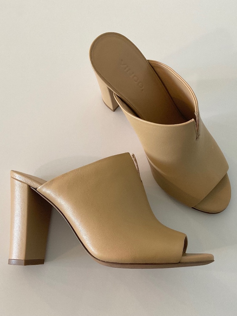 VINCE Hollis Notch Mule Sandal in Cappuccino/Tan Nappa Leather Peep Toe Size 6
